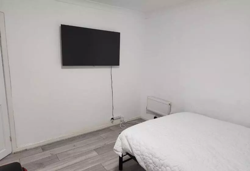 Aamiaismajoitus (B&B) Rubies, Firs Road, Sale