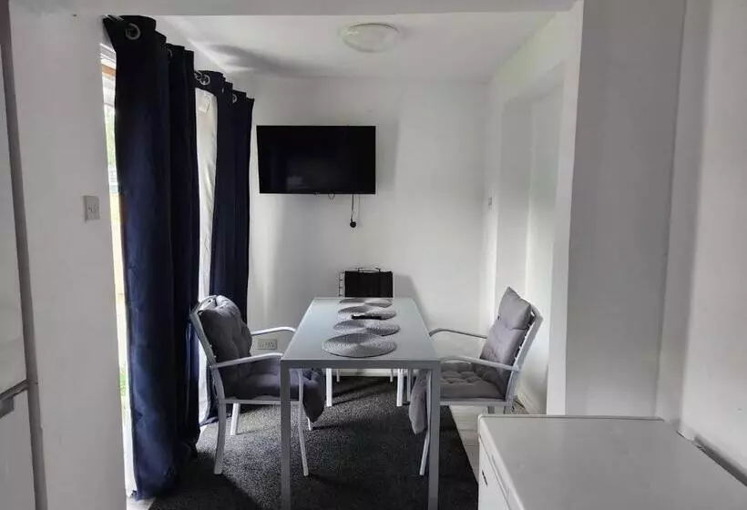 Aamiaismajoitus (B&B) Rubies, Firs Road, Sale