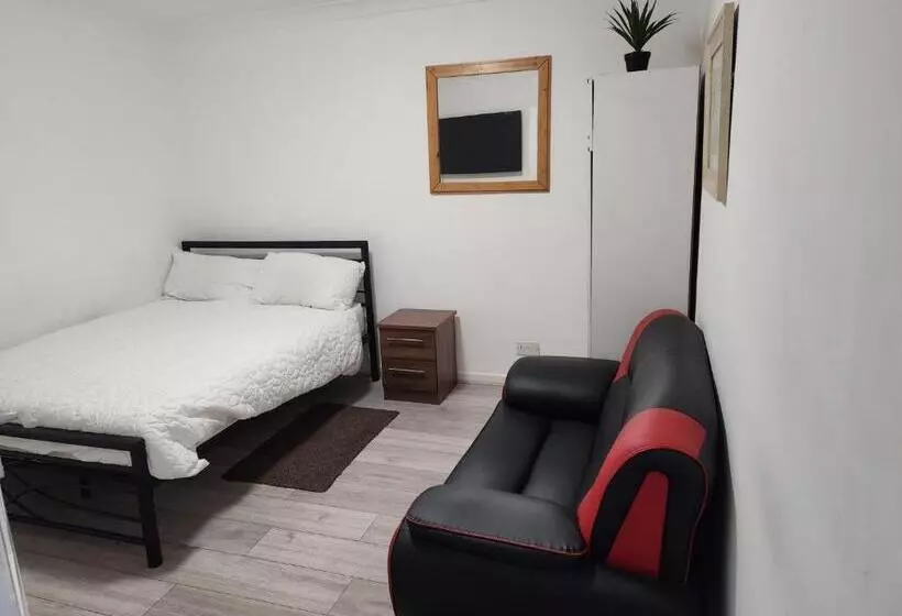 Aamiaismajoitus (B&B) Rubies, Firs Road, Sale