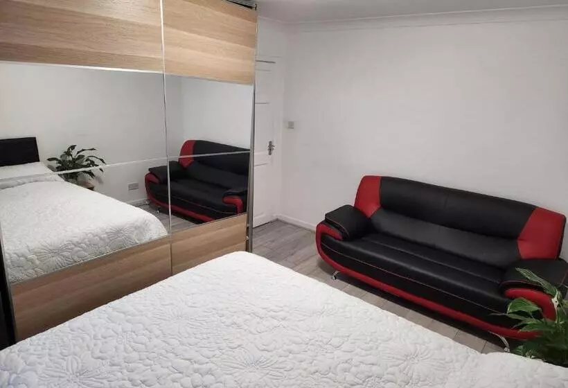 Aamiaismajoitus (B&B) Rubies, Firs Road, Sale