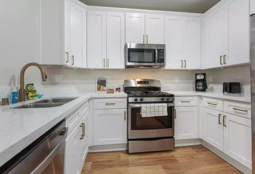 هتل کپسول Central 2bedroom 5 Mins To Grove With Pool & Free Parking