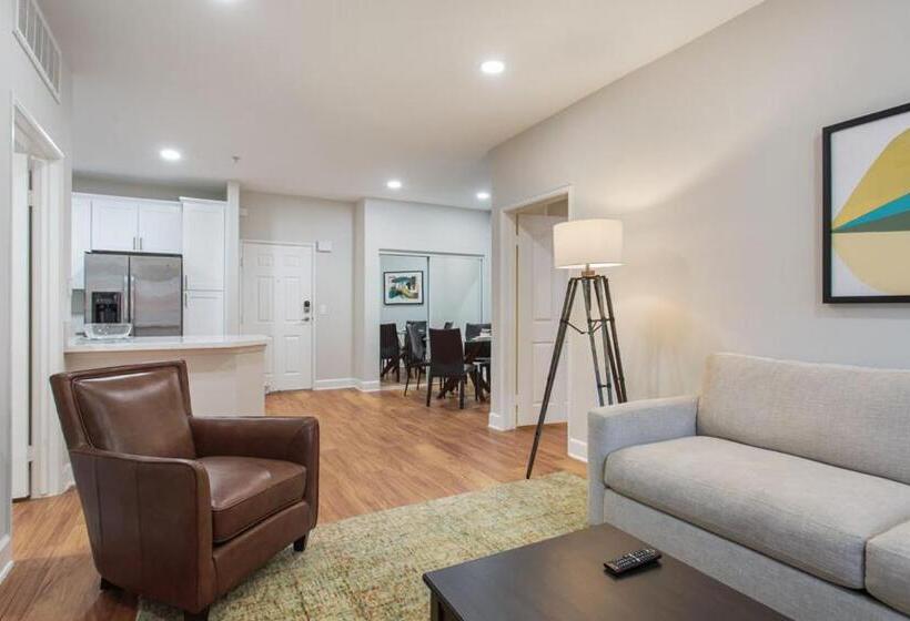 Капсульный Oтель Central 2bedroom 5 Mins To Grove With Pool & Free Parking