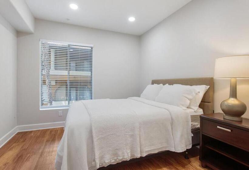 Капсульный Oтель Central 2bedroom 5 Mins To Grove With Pool & Free Parking