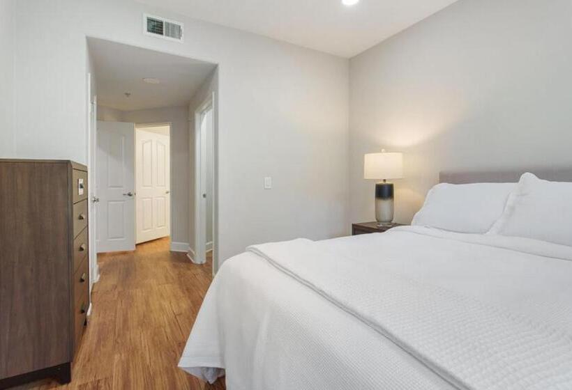 Капсульный Oтель Central 2bedroom 5 Mins To Grove With Pool & Free Parking