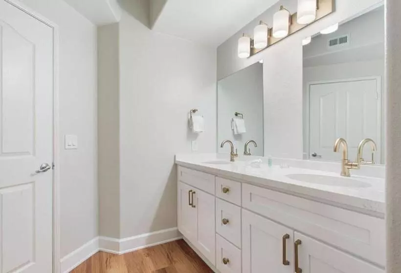 هتل کپسول Central 2bedroom 5 Mins To Grove With Pool & Free Parking