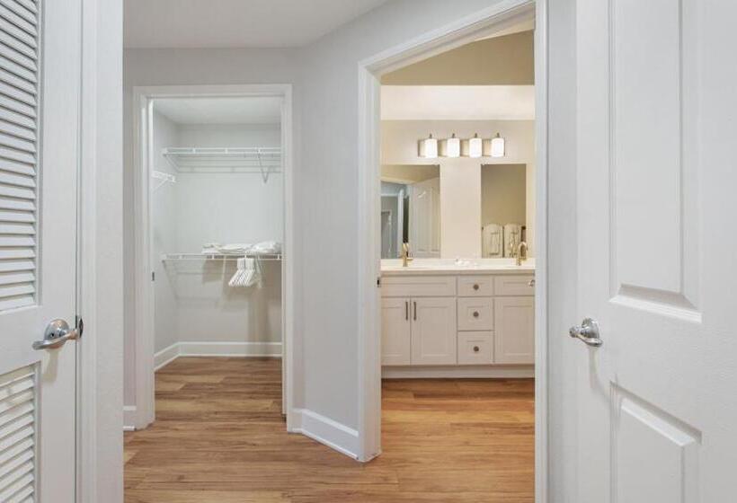 Капсульный Oтель Central 2bedroom 5 Mins To Grove With Pool & Free Parking