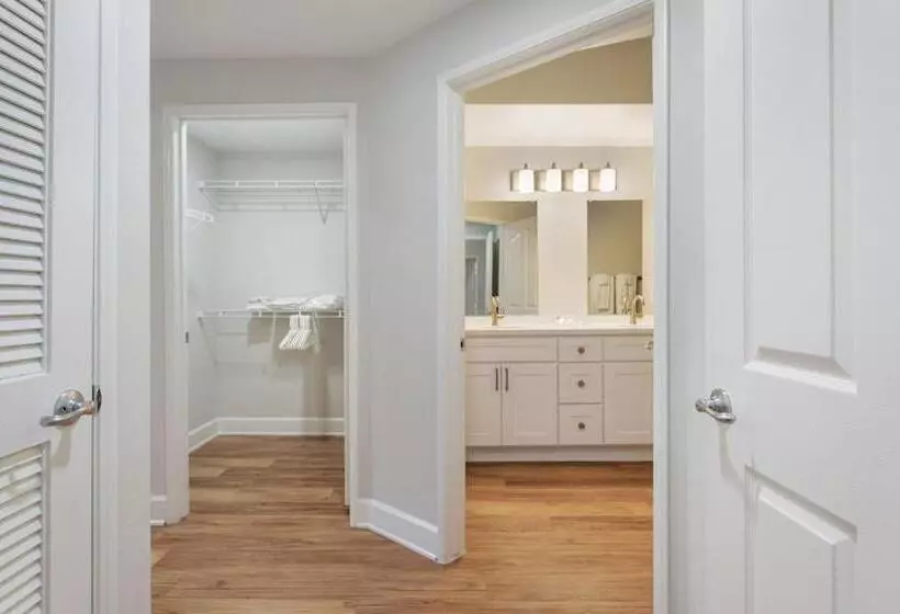 هتل کپسول Central 2bedroom 5 Mins To Grove With Pool & Free Parking