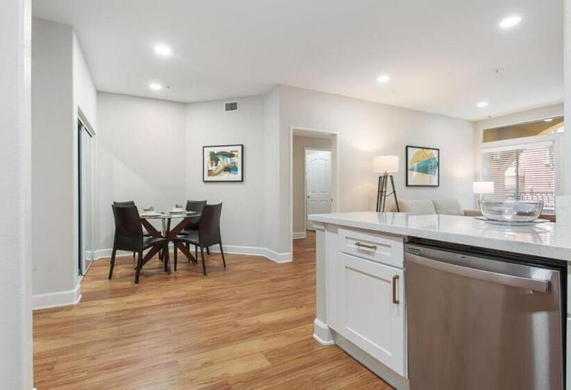 Капсульный Oтель Central 2bedroom 5 Mins To Grove With Pool & Free Parking