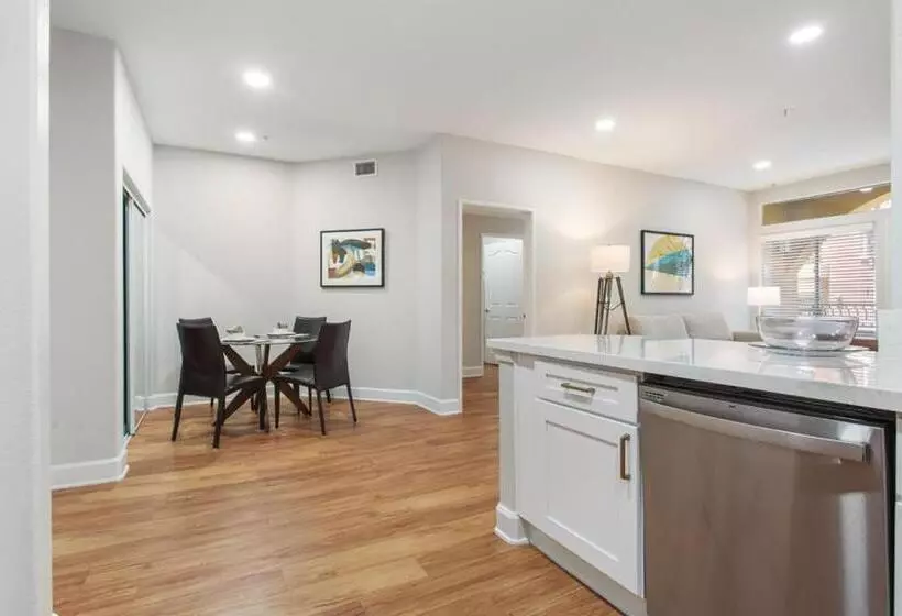 هتل کپسول Central 2bedroom 5 Mins To Grove With Pool & Free Parking