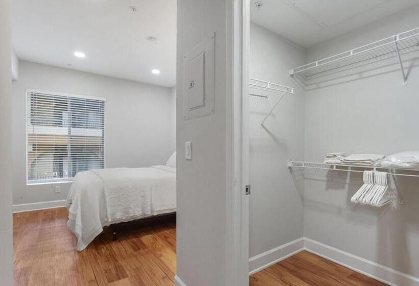 Капсульный Oтель Central 2bedroom 5 Mins To Grove With Pool & Free Parking