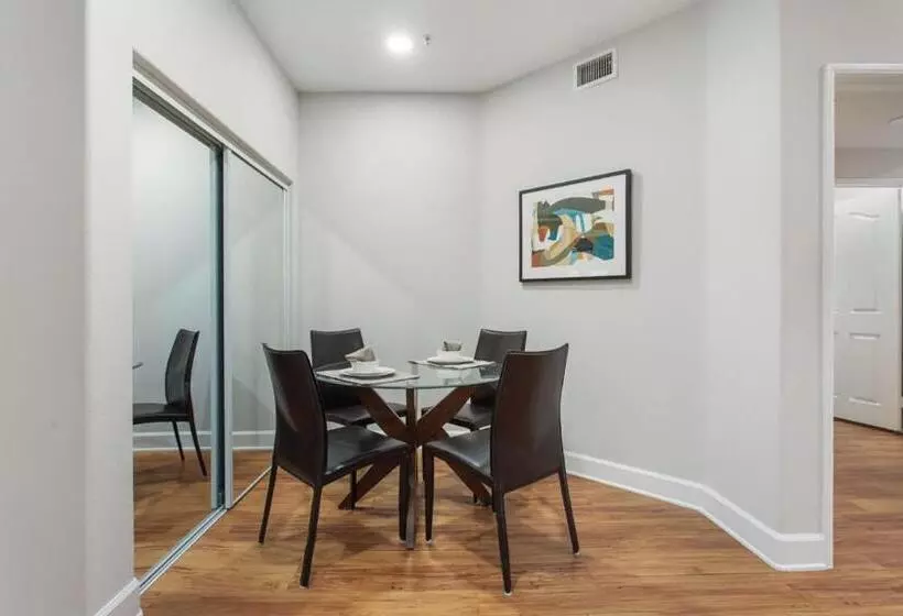 هتل کپسول Central 2bedroom 5 Mins To Grove With Pool & Free Parking