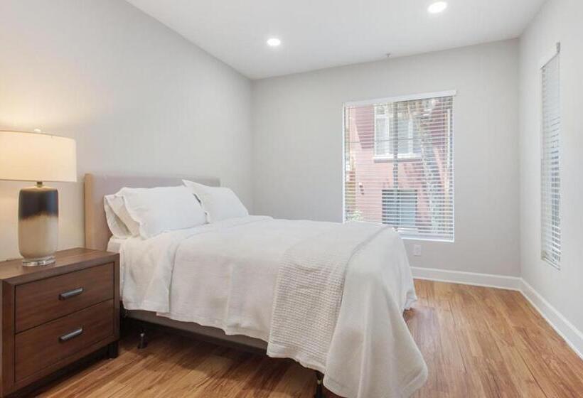 Капсульный Oтель Central 2bedroom 5 Mins To Grove With Pool & Free Parking