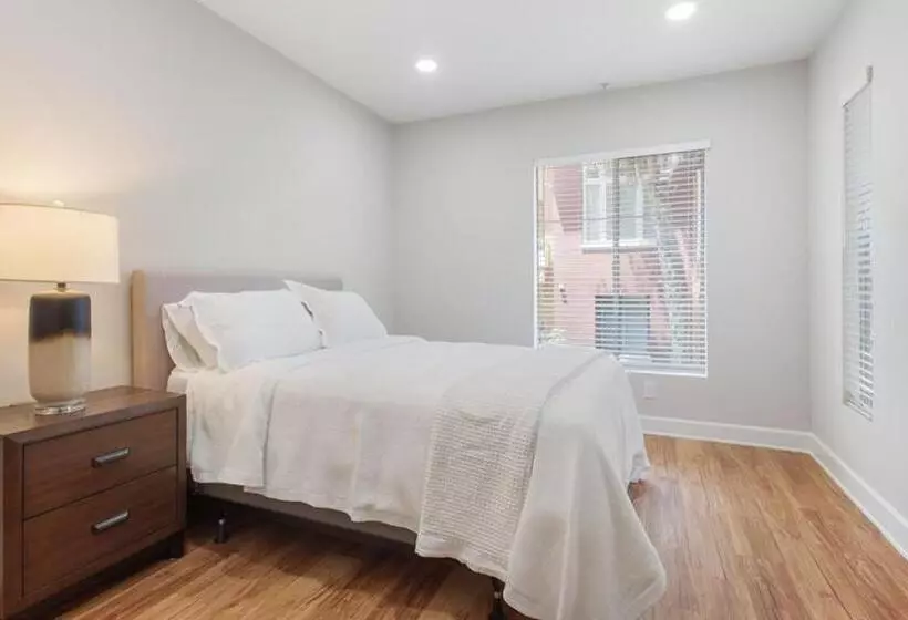 هتل کپسول Central 2bedroom 5 Mins To Grove With Pool & Free Parking