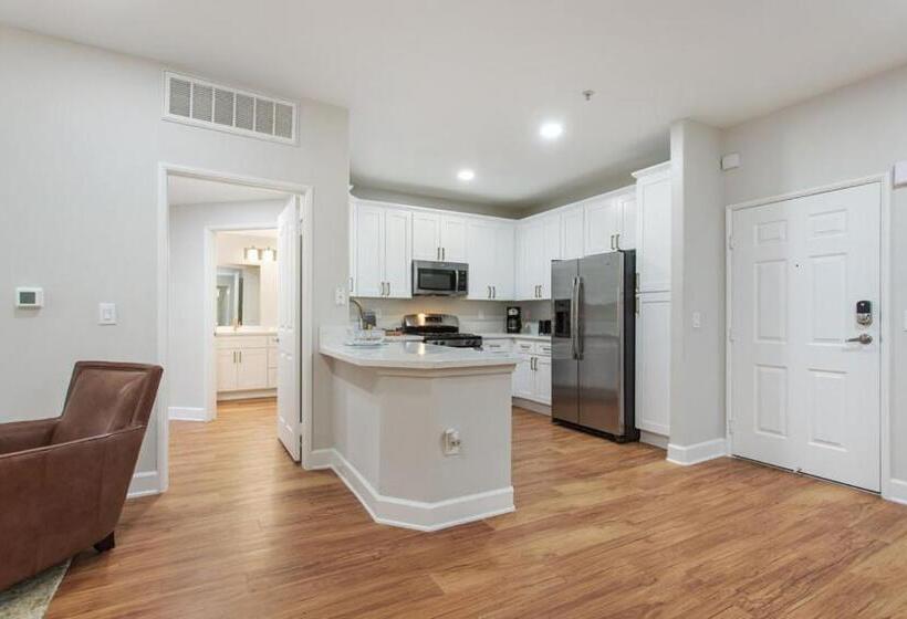 Капсульный Oтель Central 2bedroom 5 Mins To Grove With Pool & Free Parking