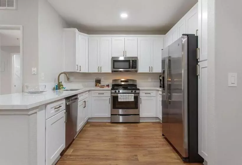 هتل کپسول Central 2bedroom 5 Mins To Grove With Pool & Free Parking