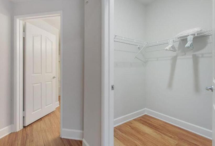 Капсульный Oтель Central 2bedroom 5 Mins To Grove With Pool & Free Parking