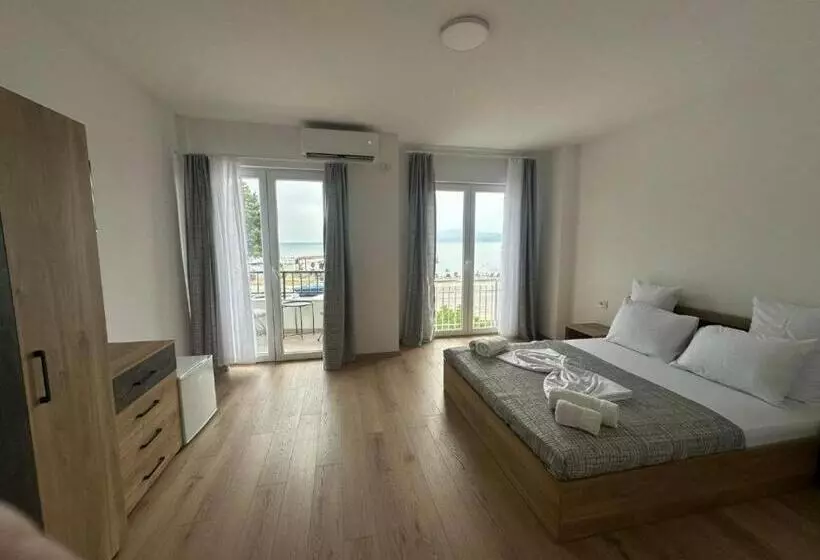 هاستل Rrahmani Rooms