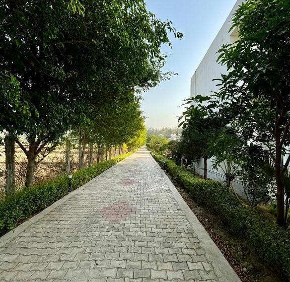 هتل Corbett The Regnum Resort