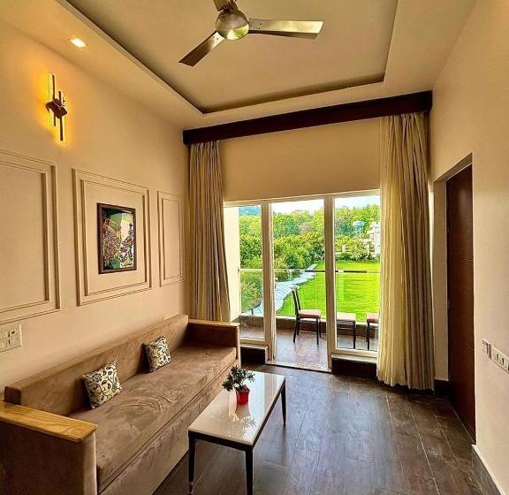 هتل Corbett The Regnum Resort