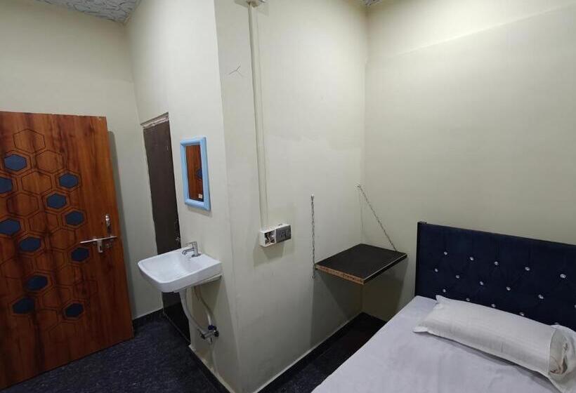 پانسیون Shivalaya Lodge