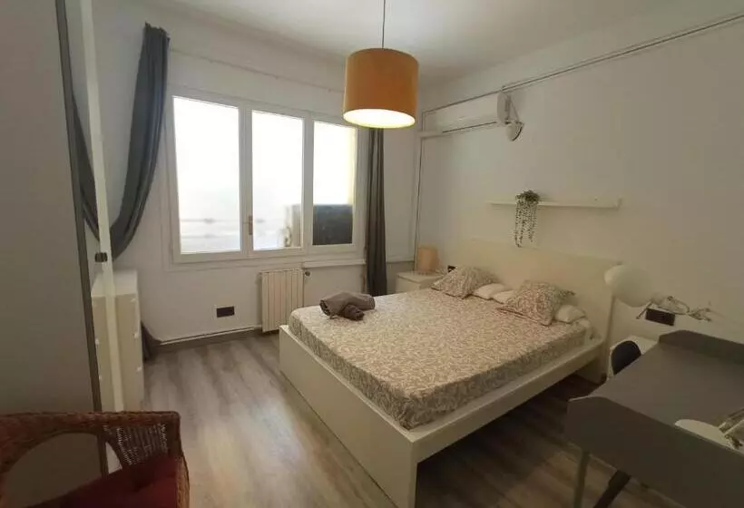 هاستل Private Rooms On Tamarit Street