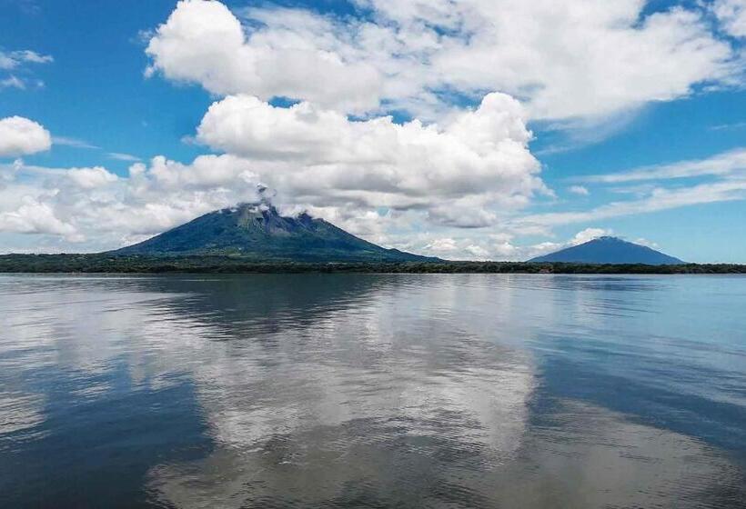 هتل کپسول Mamacita Cafe House