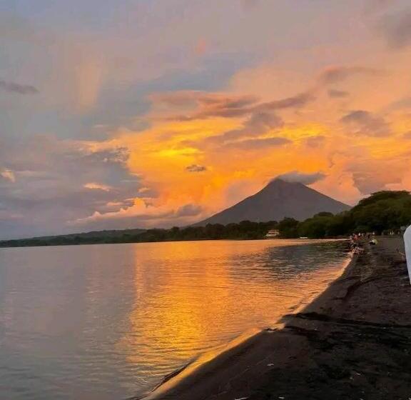 هتل کپسول Mamacita Cafe House