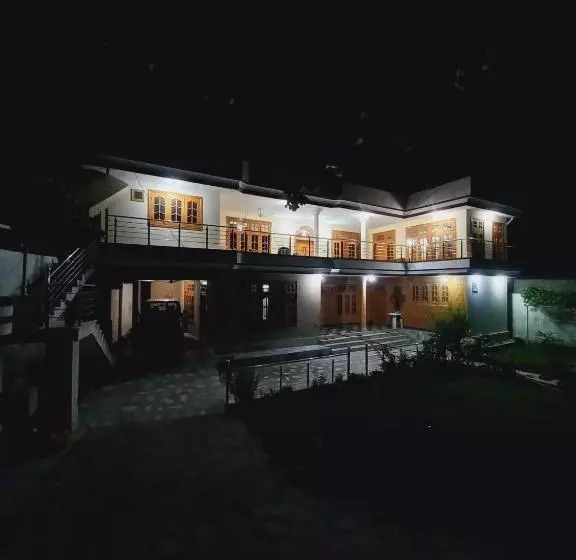 پانسیون Home Away From Home
