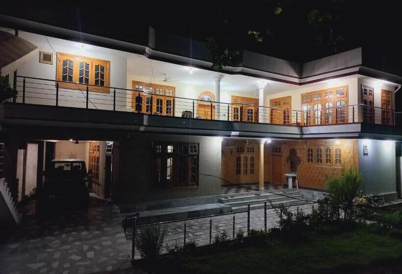 پانسیون Home Away From Home