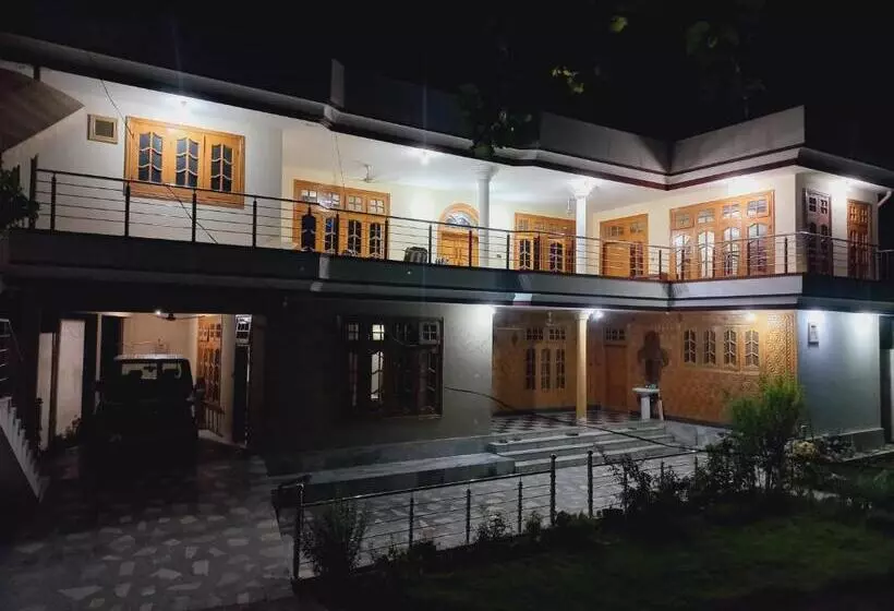 پانسیون Home Away From Home