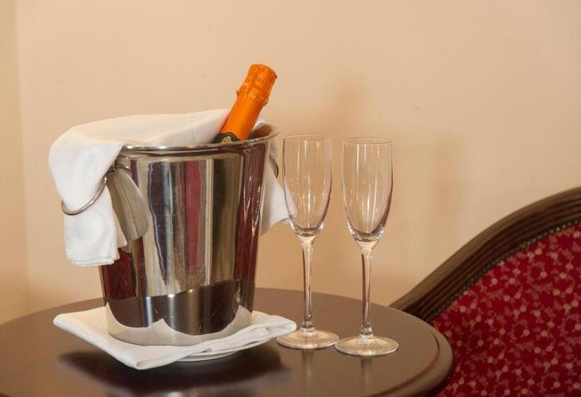 هتل Castello Torre In Pietra