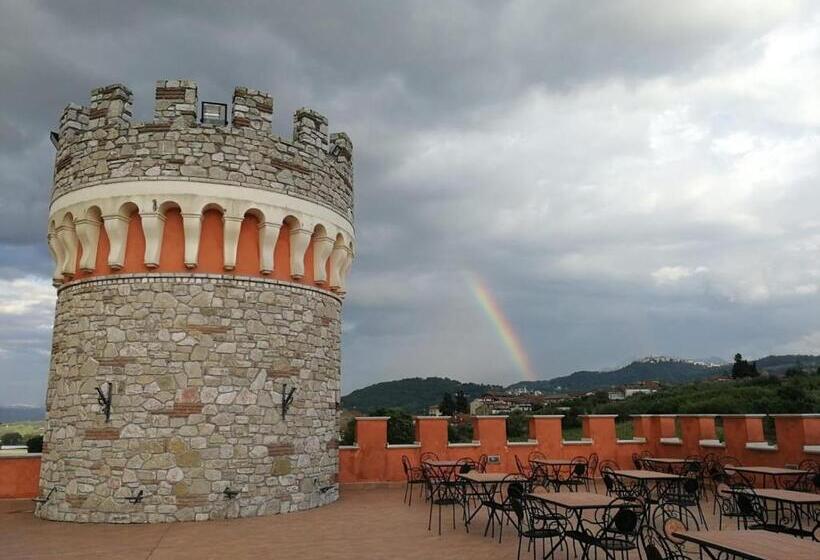 هتل Castello Torre In Pietra