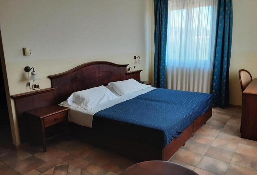 هتل Castello Torre In Pietra