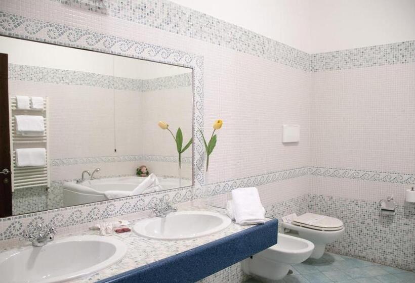 هتل Castello Torre In Pietra