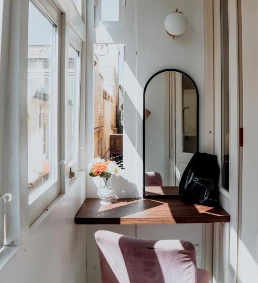 تختخواب و صبحانه King Charles