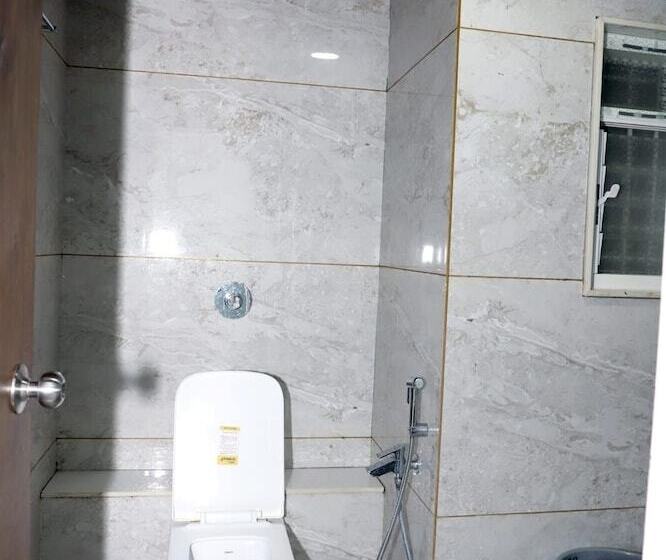 Отель Twarita Executive Lodge