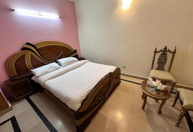 پانسیون Royal Palace