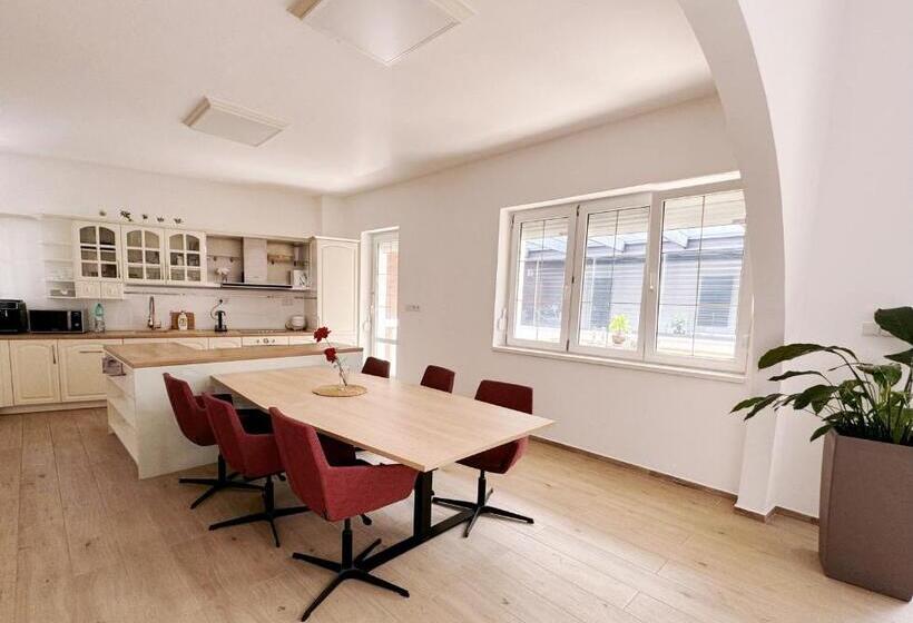 تختخواب و صبحانه Biomade