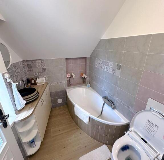 تختخواب و صبحانه Biomade