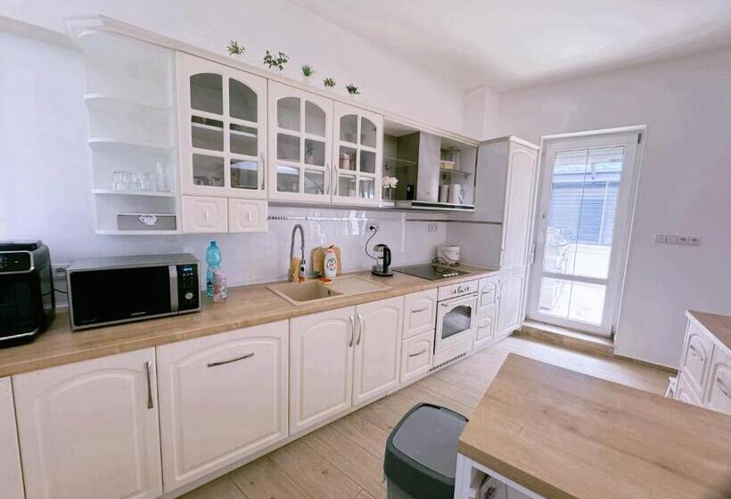 تختخواب و صبحانه Biomade