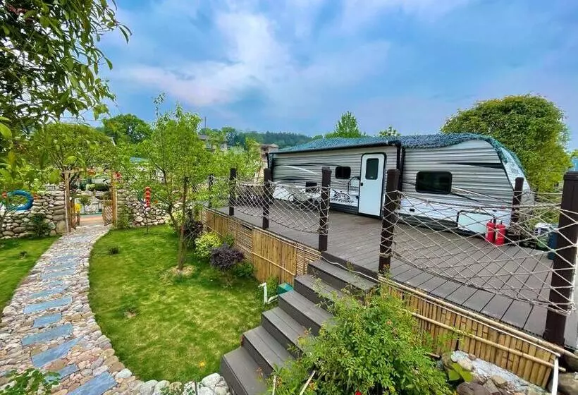 リゾートホテル Zhangjiajie Cliff Flower Rv Tent