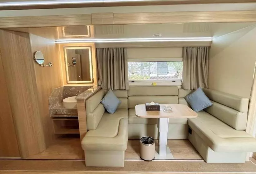 リゾートホテル Zhangjiajie Cliff Flower Rv Tent