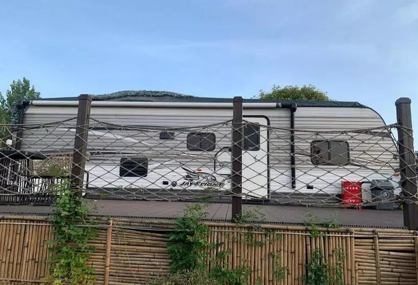 リゾートホテル Zhangjiajie Cliff Flower Rv Tent