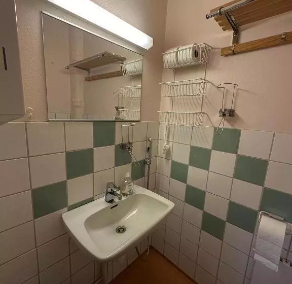 Retkeilymaja Lepopaikka Lokinpesä, Majoitus Ja Camping