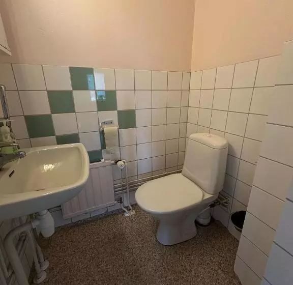 Retkeilymaja Lepopaikka Lokinpesä, Majoitus Ja Camping