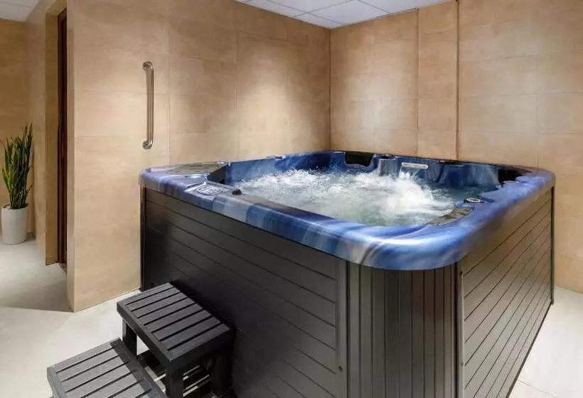 هتل Holiday Inn Resort Kathmandu Budhanilkantha, An Ihg