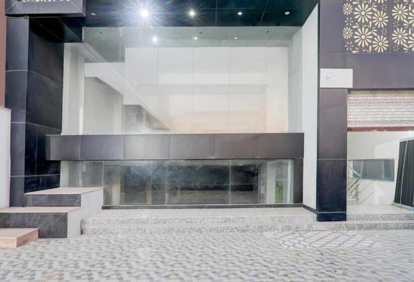 Super Hotel O Banthara Near Airport