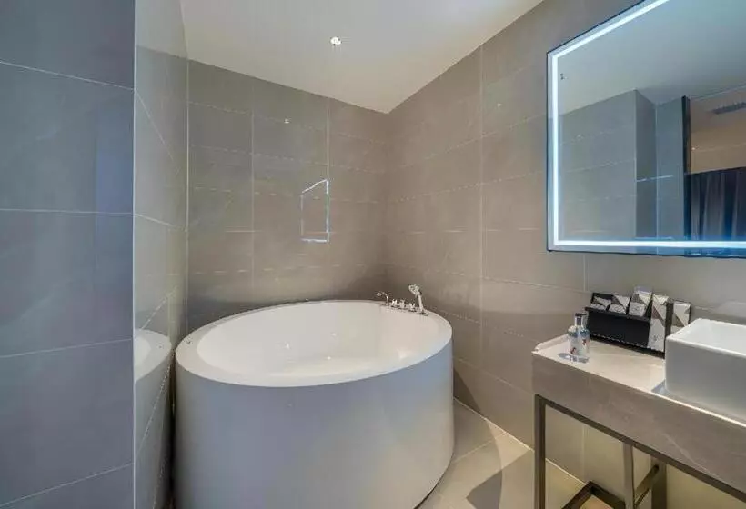 Borrman Hotel Chongqing Auto Expo Sanya Bay Light Rail Station