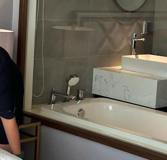 هتل Khách Sạn The Arena Nha Trang