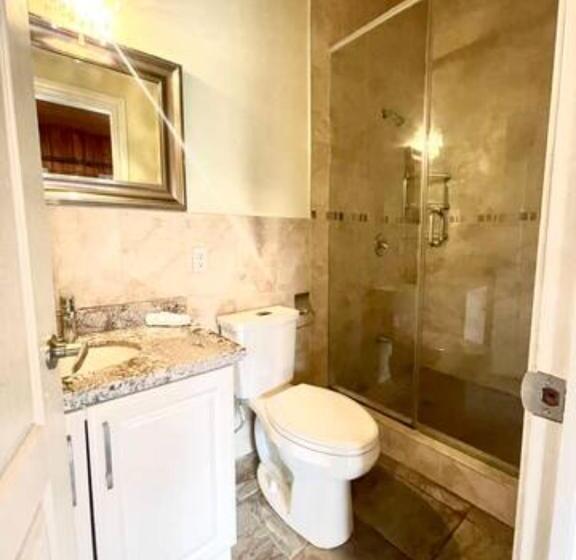 Panzió Vihome 368 Quiet House Near Bayview Village And Subway